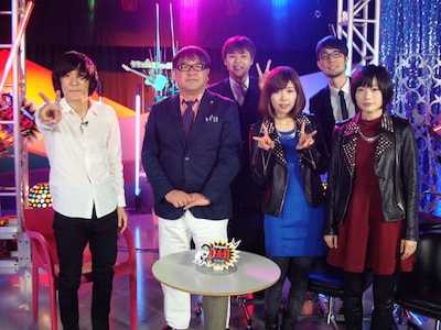 左から石崎ひゅーい、カンニング竹山、中村愛、藤岡みなみ、後列はスパローズ。