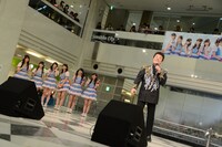 昨日4月25日に東京・池袋サンシャインシティ噴水広場にて開催されたpalet「Keep on Lovin' You」の発売記念イベントでpaletが冠二郎の美声に聴き入る様子。