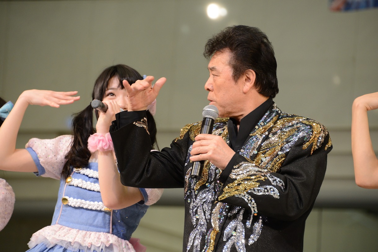 paletに振り付けを習う冠二郎。