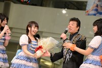 4月23日に65歳の誕生日を迎えた冠二郎にpaletから花束が贈られた。