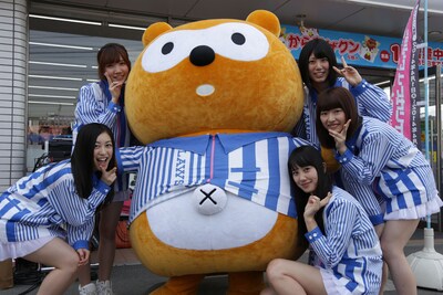 Pontaと記念撮影するひめキュンフルーツ缶。