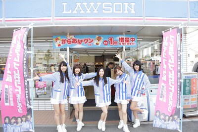 ローソンを背にポーズをとるひめキュンフルーツ缶。