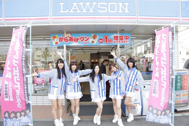 ローソンを背にポーズをとるひめキュンフルーツ缶。