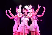 篠崎彩奈、向井地美音、込山榛香による「残念少女」歌唱の様子。 (c)AKS