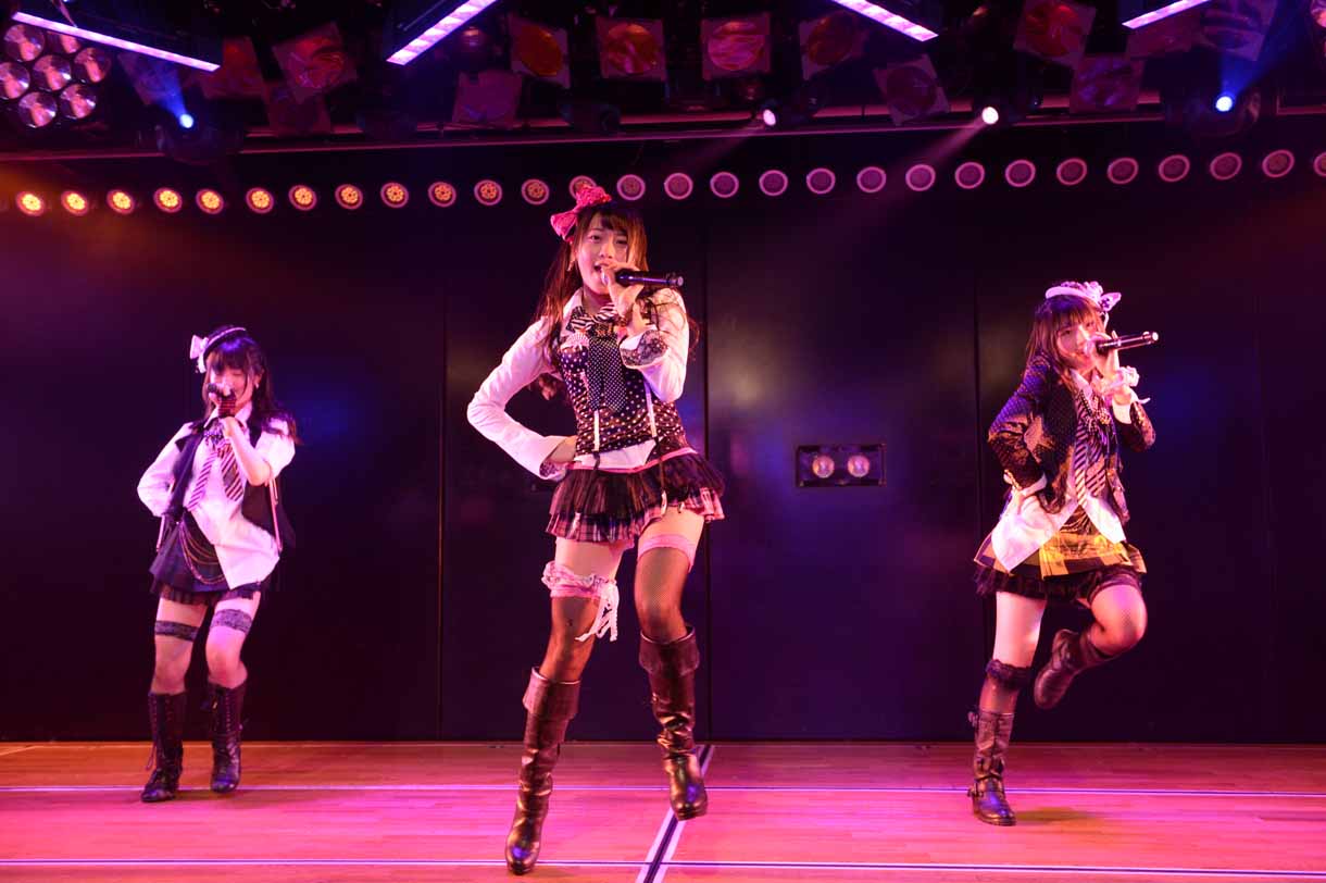 岩立沙穂、木崎ゆりあ、村山彩希による「口移しのチョコレート」歌唱の様子。 (c)AKS