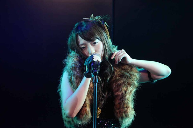 「愛しきナターシャ」を歌唱する小谷里歩。 (c)AKS