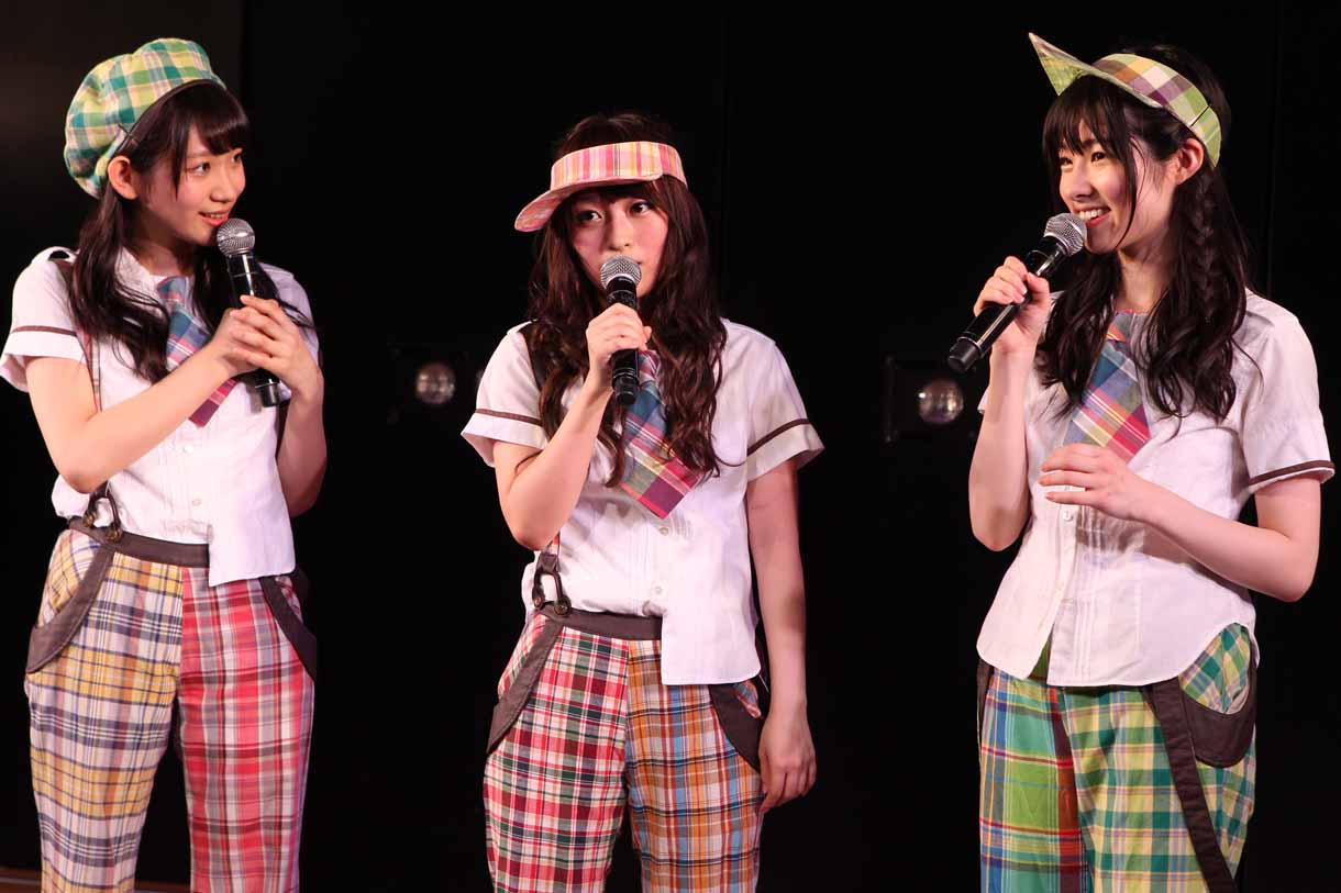 左から小林茉里奈、小谷里歩、岩立沙穂。 (c)AKS