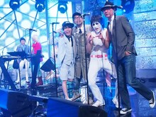 「新堂本兄弟」スタジオライブ収録時のオフショット。左奥から、えなりかずき、浅倉大介、西川貴教、槇原敬之、樽美酒研二、吉田建。