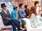 「新堂本兄弟」トーク収録時のオフショット。上段左から、吉田建、武田真治、えなりかずき、吉村由美、樽美酒研二。下段は高見沢俊彦。