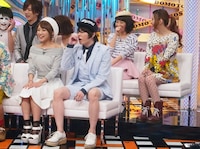 「新堂本兄弟」トーク収録時のオフショット。上段左から、樽美酒研二、DAIGO、金城綾乃、YUCALI、TOMOMI。下段左から、高橋みなみ、西川貴教。