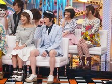 「新堂本兄弟」トーク収録時のオフショット。上段左から、樽美酒研二、DAIGO、金城綾乃、YUCALI、TOMOMI。下段左から、高橋みなみ、西川貴教。