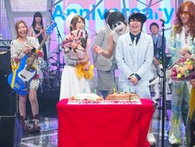 「新堂本兄弟」収録後に高橋みなみと堂本剛の誕生祝いが行われた様子。