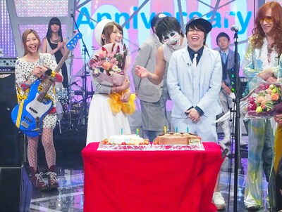 「新堂本兄弟」収録後に高橋みなみと堂本剛の誕生祝いが行われた様子。