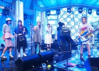 「新堂本兄弟」スタジオライブ収録時のオフショット。左から、YUCALI、吉村由美、加藤いづみ、高橋みなみ、TOMOMI。