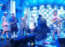 「新堂本兄弟」スタジオライブ収録時のオフショット。左から、YUCALI、吉村由美、加藤いづみ、高橋みなみ、TOMOMI。