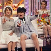 「新堂本兄弟」トーク収録時のオフショット。左から、高橋みなみ、西川貴教、TOMOMI。