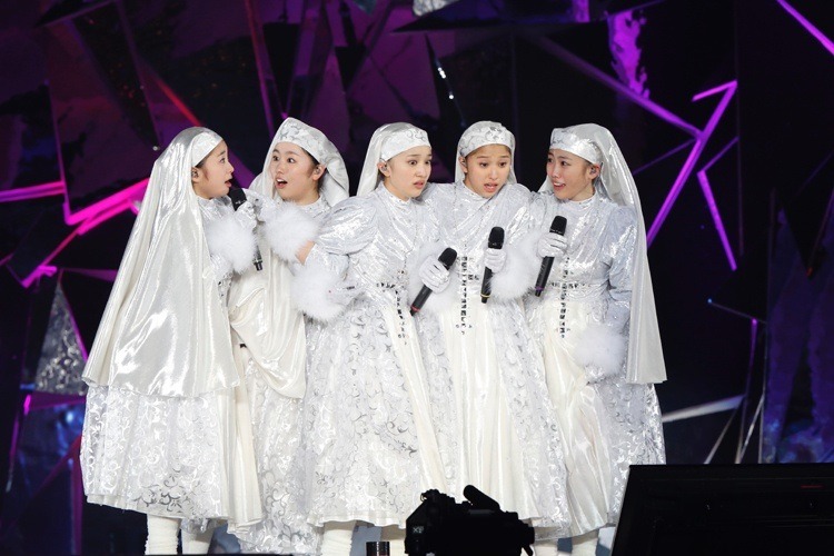 ももいろクローバーZ「White Hot Blizzard MOMOIRO CHRISTMAS 2013 美しき極寒の世界」の様子。