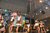 ポケットティッシュを客席に投げ込むエビ中メンバー。