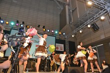 ポケットティッシュを客席に投げ込むエビ中メンバー。