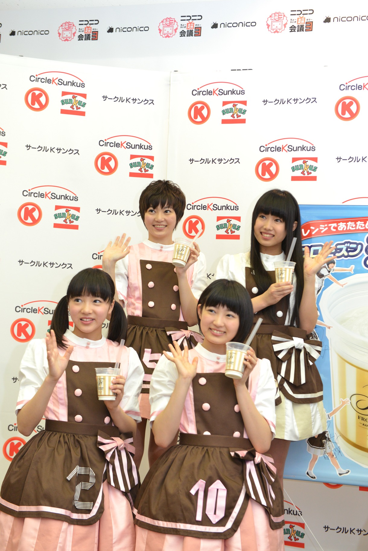 左から中山莉子、安本彩花、柏木ひなた、廣田あいか。
