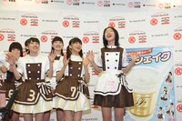 フローズンシェイクの天にも昇るようなおいしさを全身で表現する小林歌穂（右端）。