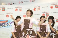 小林歌穂に負けじとフローズンシェイクのおいしさを全身で表現する安本彩花（中央）。