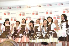 全員でフローズンシェイクのおいしさを表現するエビ中。