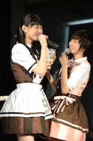 満面の笑みでフローズンシェイクを味わう松野莉奈（左）と安本彩花（右）。