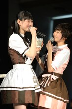 満面の笑みでフローズンシェイクを味わう松野莉奈（左）と安本彩花（右）。