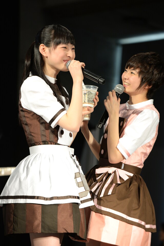 満面の笑みでフローズンシェイクを味わう松野莉奈（左）と安本彩花（右）。