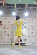 自動販売機の前で踊る武藤彩未。