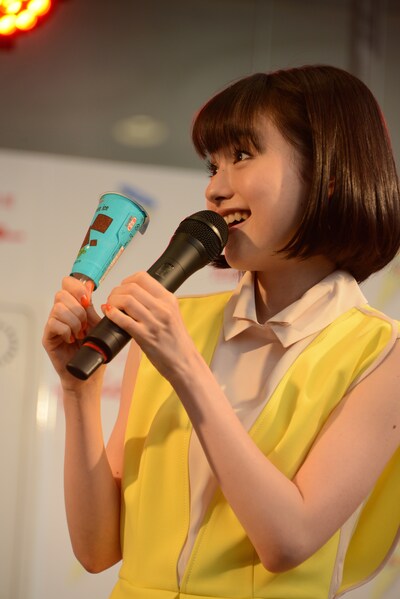 お気に入りのチョコミントアイスをゲットした武藤彩未。