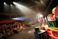 きゃりーぱみゅぱみゅ「NANDA COLLECTION WORLD TOUR 2014」パリ公演の様子。（Photo by aki ishii）