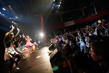 きゃりーぱみゅぱみゅ「NANDA COLLECTION WORLD TOUR 2014」パリ公演の様子。（Photo by aki ishii）