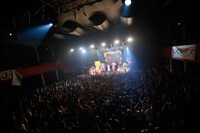 きゃりーぱみゅぱみゅ「NANDA COLLECTION WORLD TOUR 2014」パリ公演の様子。（Photo by aki ishii）