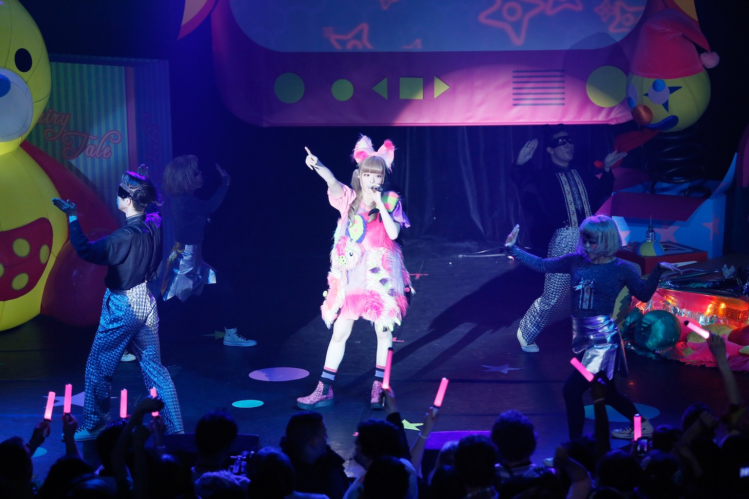 きゃりーぱみゅぱみゅ「NANDA COLLECTION WORLD TOUR 2014」パリ公演の様子。（Photo by aki ishii）