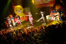 きゃりーぱみゅぱみゅ「NANDA COLLECTION WORLD TOUR 2014」パリ公演の様子。（Photo by aki ishii）