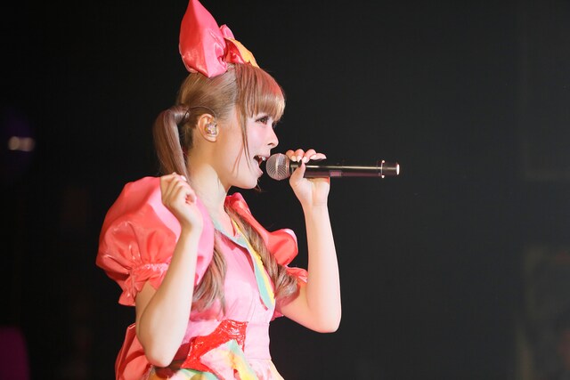 きゃりーぱみゅぱみゅ「NANDA COLLECTION WORLD TOUR 2014」パリ公演の様子。（Photo by aki ishii）