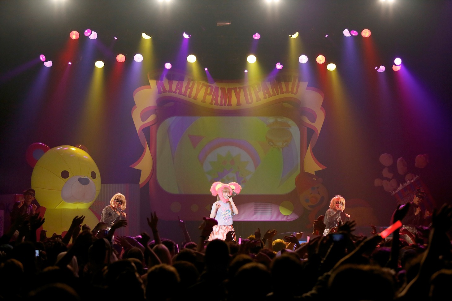 きゃりーぱみゅぱみゅ「NANDA COLLECTION WORLD TOUR 2014」パリ公演の様子。（Photo by aki ishii）