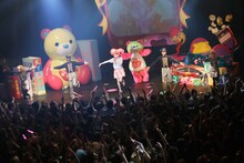 きゃりーぱみゅぱみゅ「NANDA COLLECTION WORLD TOUR 2014」パリ公演の様子。（Photo by aki ishii）