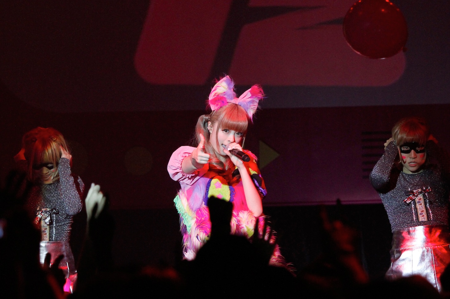 きゃりーぱみゅぱみゅ「NANDA COLLECTION WORLD TOUR 2014」パリ公演の様子。（Photo by aki ishii）