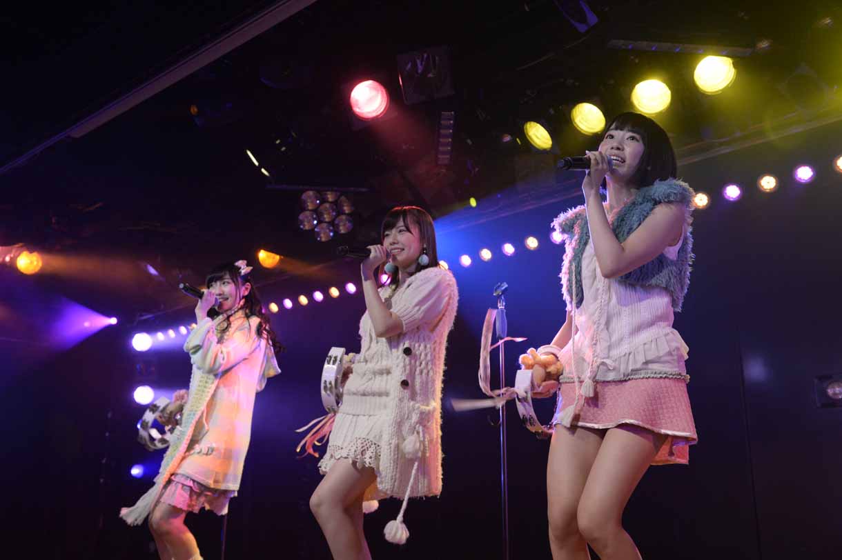矢倉楓子、島崎遥香、宮脇咲良による「ハート型ウイルス」歌唱の様子。 (c)AKS