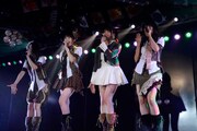 古畑奈和、松井咲子、入山杏奈、中村麻里子による「真夏のクリスマスローズ」歌唱の様子。 (c)AKS