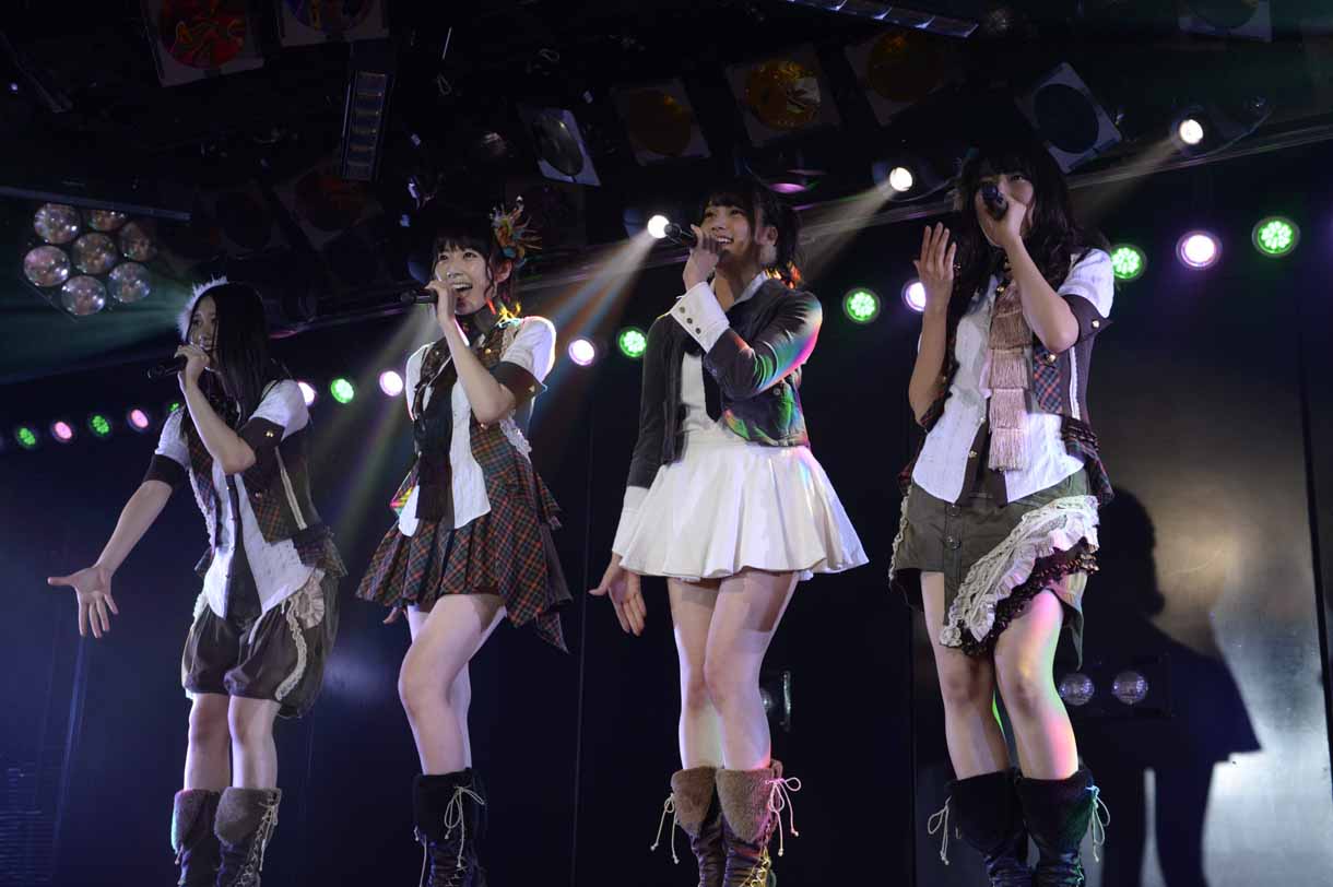 古畑奈和、松井咲子、入山杏奈、中村麻里子による「真夏のクリスマスローズ」歌唱の様子。 (c)AKS