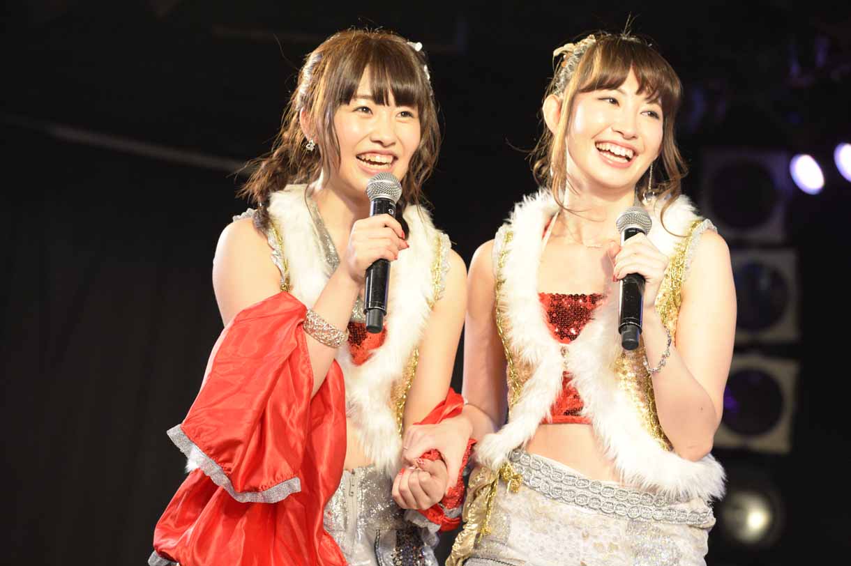 左から中西智代梨、小嶋陽菜。 (c)AKS