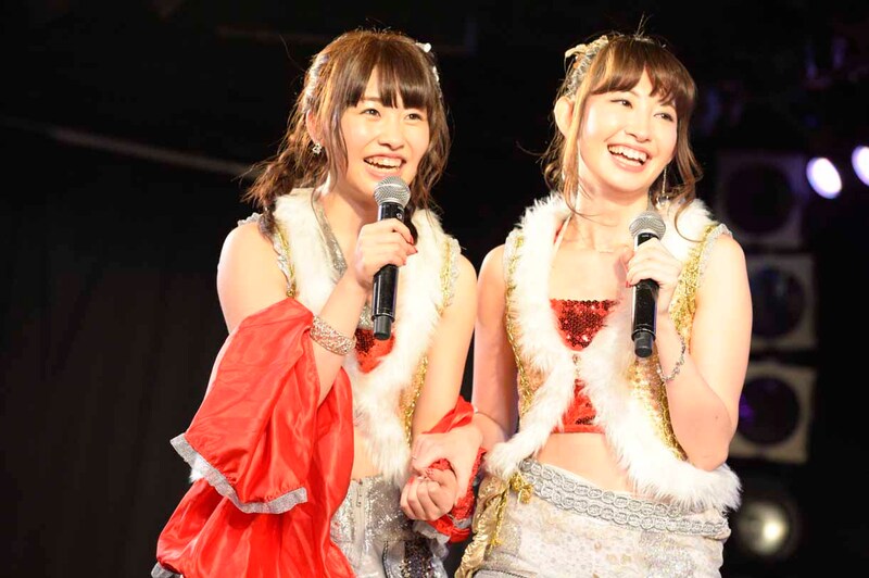 左から中西智代梨、小嶋陽菜。 (c)AKS