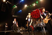 4月24日に東京・Zepp Tokyoで行われた「GRANRODEO vs 氣志團 ～熱血硬派ろでおくん、ヤンキー集団に絡まれる、の巻。～」アンコールの様子。
