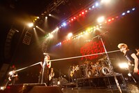 4月24日に東京・Zepp Tokyoで行われた「GRANRODEO vs 氣志團 ～熱血硬派ろでおくん、ヤンキー集団に絡まれる、の巻。～」アンコールの様子。