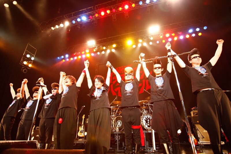 4月24日に東京・Zepp Tokyoで行われた「GRANRODEO vs 氣志團 ～熱血硬派ろでおくん、ヤンキー集団に絡まれる、の巻。～」アンコールの様子。