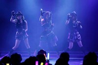 山内鈴蘭、北川綾巴、矢方美紀による「思い出以上」歌唱の様子。 (c)AKS